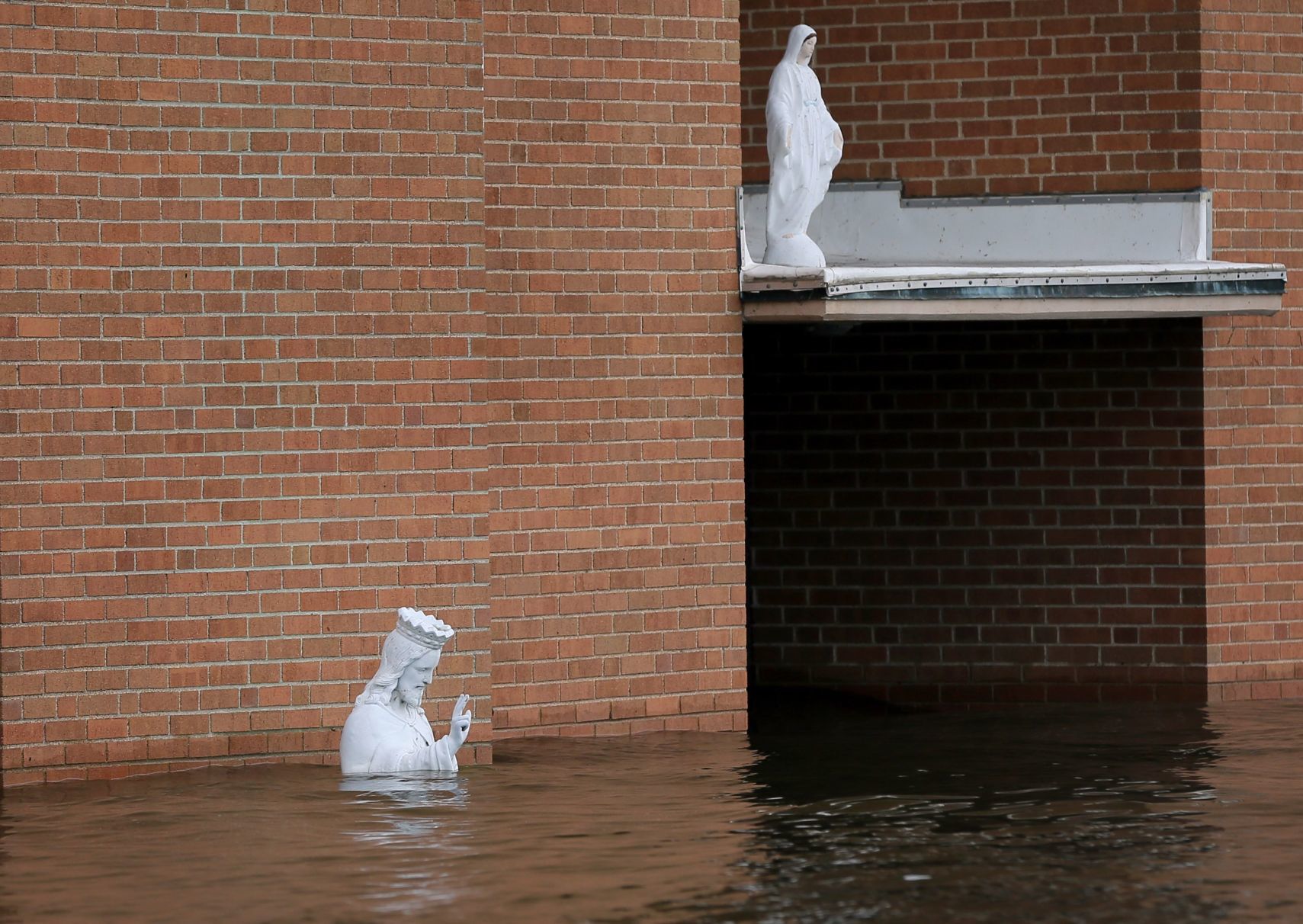 Mississippi River floodwater crests around St. Louis